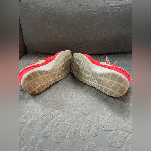 Nike Hot Pink Roshe Run Running Shoe glow in the dark - Youth 6 or women’s 7.5 - Picture 4 of 7